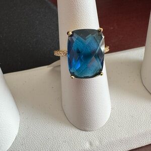 Park Lane Goldtone Ring w/Vibrant Bold Blue Faceted Gem Center w/Crystal Accents
